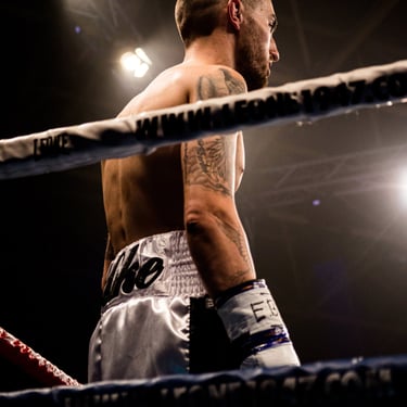 alt="portrait sportif boxeur regard déterminé"