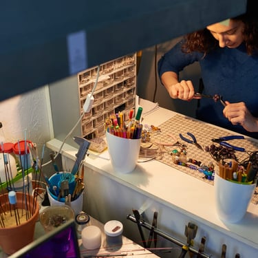 chica elaborando una artesanía con tiempo y sin prisa 