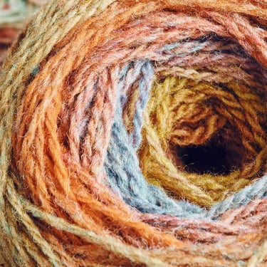 Bola de hilos de colores para realizar artesanías de macramé
