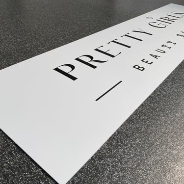 Egyedi műanyag reklámtábla készítése UV-álló védő laminálással - Ads Reklám Kft.