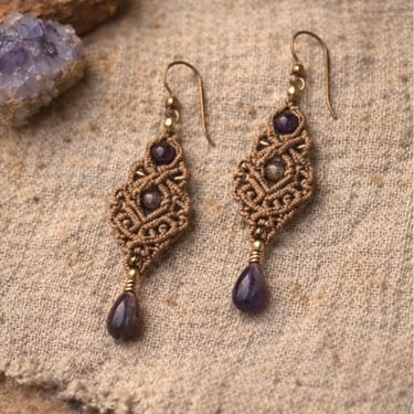 Par de aretes de macramé micro-tejidos en color café con piedras amatista, detalles en dorado y colgantes en forma de gota.