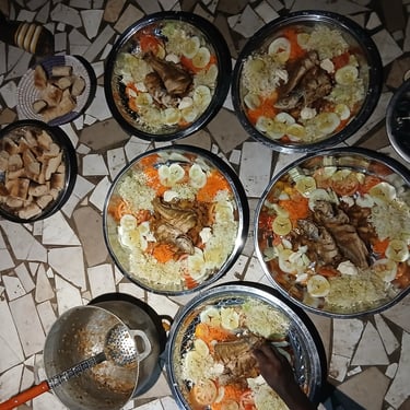 Repas à Kachiouane tous ensemble (locaux et visiteurs) lors du voyage solidaire. Un moment intense d'émotions