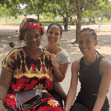 Photo représentant la maman Diop, Lauranne et Anissa 