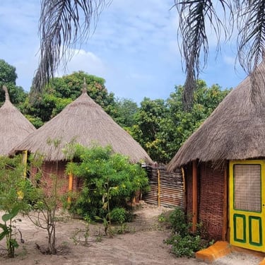 Photo représentant les huttes où les visiteurs dorment lors de leurs voyages à Kachiouane