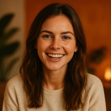 Une femme aux cheveux longs et un pull blanc, souriante, aime nos beignets