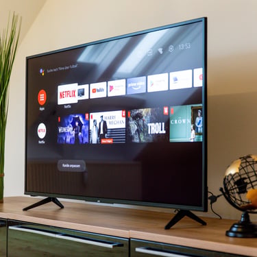 Smart-TV und gemütliche Sitzecke im Wohnbereich (Ferienwohnungen Coburg)