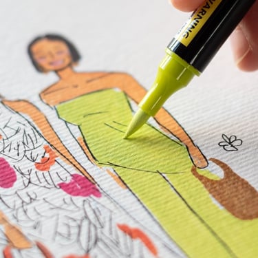 fotografia de detalle de una ilustración hecha con rotulador acrílico de dos chicas con vestidos estilosos