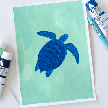 fotografía de una ilustración de una tortuga en todos azules y verdosos sobre fondo blanco rodeados de botes de pintura 