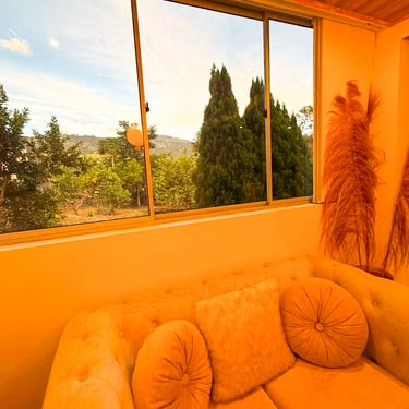 Sala con ventanas opacas de casa dúplex en Amagá Antioquia.