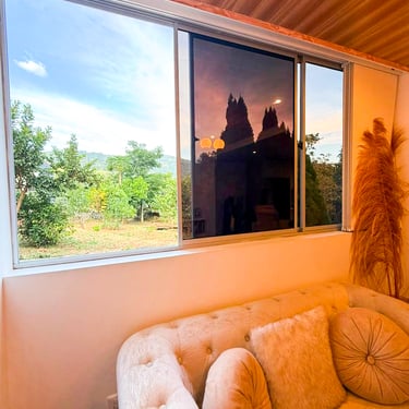 Sala y vista de casa dúplex en venta en Amagá Antioquia..