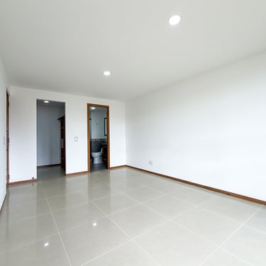 Alcoba principal con baño y vestier del apartamento de 110m2 en venta en Sabaneta Antioquia