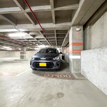 Parqueadero del apartamento nuevo en venta en Envigado Antioquia, cerca a Mayorca.