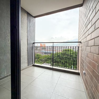 Balcón del apartamento nuevo en venta en Envigado Antioquia, cerca a Mayorca.
