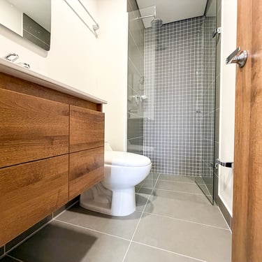 Baño social del apartamento nuevo en venta en Envigado Antioquia, cerca a Mayorca.