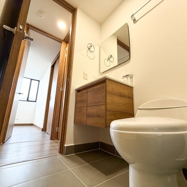 Baño social del apartamento nuevo en venta en Envigado Antioquia, cerca a Mayorca.