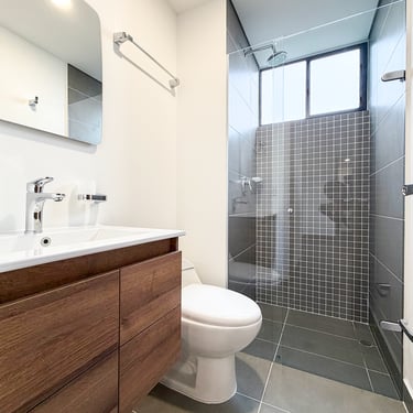 Baño de la alcoba principal del apartamento nuevo en venta en Envigado Antioquia, cerca a Mayorca.