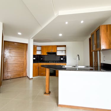 Entrada y cocina del apartamento de 110m2 en venta en Sabaneta Antioquia
