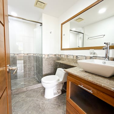 Baño de la alcoba principal del apartamento de 110m2 en venta en Sabaneta Antioquia