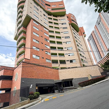 Fachada del edificio en el que está ubicado el apartamento de 110m2 en venta en Sabaneta Antioquia