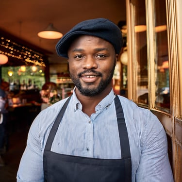 Un homme qui est restaurateur