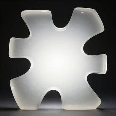 Abstrakte dreidimensionale Glasskulptur, die weißes Licht in ein tiefschwarzes Vakuum bricht, messerscharfe Kanten.