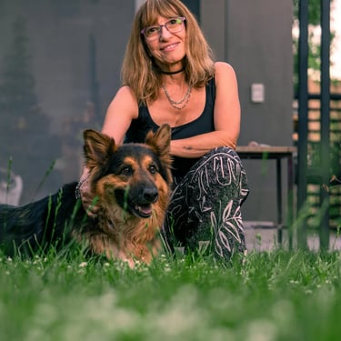 Agathe avec son chien qui parle du bonheur et gain de temps que lui apporte LVSC.