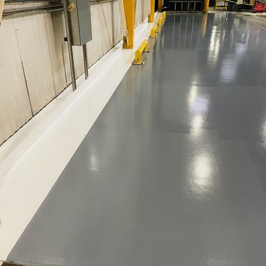 Marcaje realizate pe pardoseli epoxidice pentru un mediu de lucru ordonat și curat.