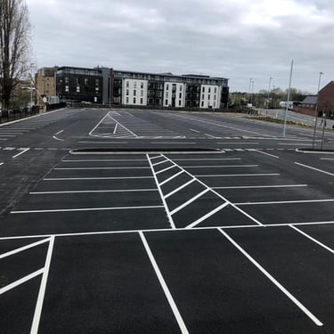 Marcaje rutiere orizontale reflectorizante pentru locuri de parcare, vizibile în condiții de lumină slabă.