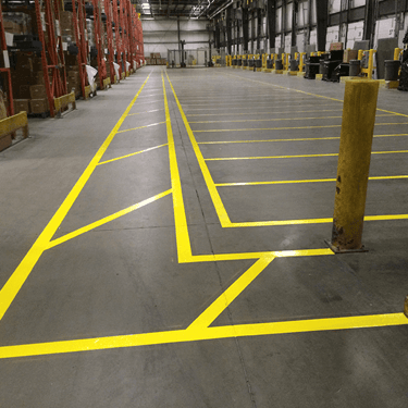 Marcaje galbene de înaltă vizibilitate pentru stâlpi, colțuri și obstacole în spații de producție.