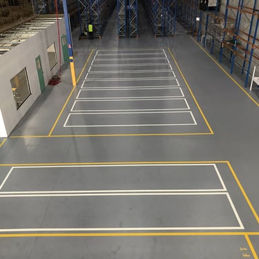 Linii de demarcație rezistente la uzură mecanică și trafic intens de stivuitoare în fabrici.