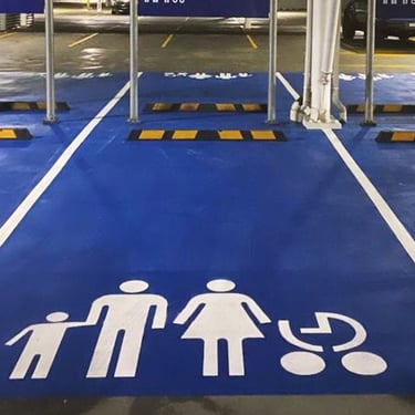 Sistematizare parcare cu locuri prioritare "mamă și copil" executate cu vopsea albastră și albă rezistentă.