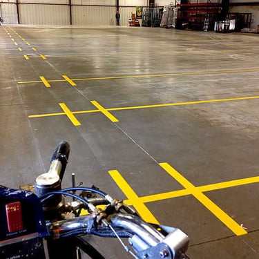 Echipamente moderne folosite de echipa Teda Industrial pentru marcaje rutiere de mare precizie.