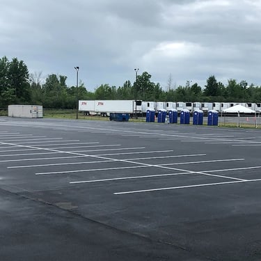 Delimitare locuri de parcare pentru clienți și vizitatori la sedii de firme și centre comerciale.