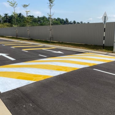 Marcaje tactile și linii de siguranță pentru delimitarea zonelor de pericol în hale industriale.