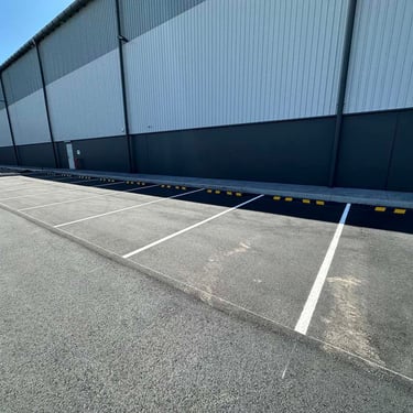 Marcare zone de acces interzis și staționare interzisă pentru optimizarea traficului auto exterior.