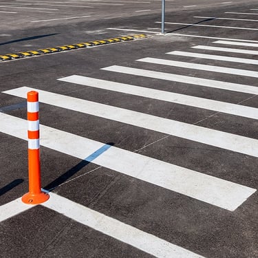 Marcaje rutiere orizontale pentru treceri de pietoni și limitarea vitezei în incinte industriale.