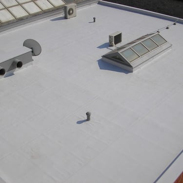 Aplicare membrană bituminoasă și soluții de hidroizolare lichidă pentru acoperișuri plate și terase.