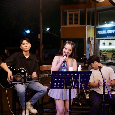 Ca sĩ biểu diễn tại Bếp Dì Toàn - Top 1 quán ngon gần công viên Gia Định