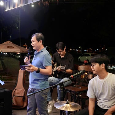 Khách làm ca sĩ tại Bếp Dì Toàn - Top 1 quán ngon nhạc hay gần công viên Gia Định