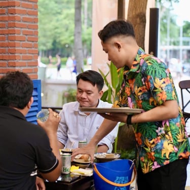 Khách suy tư tại Bếp Dì Toàn - Top 1 nhà hàng ngon gần công viên Gia Định