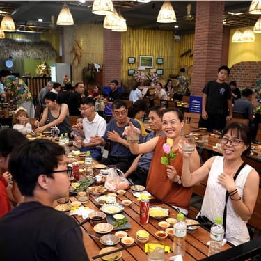 Khách vui tại Bếp Dì Toàn - Top 1 nhà hàng ngon gần công viên Gia Định