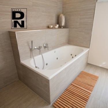 Bañera de hidromasaje instalada por Dutxa Nova en Valencia, diseño minimalista con revestimiento cerámico en tonos beige. Pro