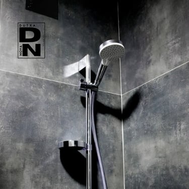 Columna de ducha negra efecto lluvia instalada por Dutxa Nova en baño moderno, diseño elegante y contemporáneo en reforma rea