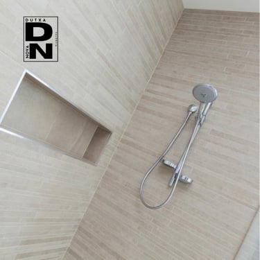 Cambio de bañera por ducha en Valencia con revestimiento cerámico en tonos beige. Proyecto moderno realizado por DUTXA NOVA.