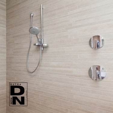 Reforma de baño en Valencia con grifería empotrada y revestimiento cerámico en tonos beige. Proyecto moderno realizado por DU