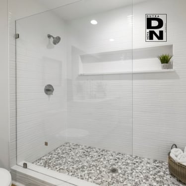 Mampara de ducha instalada en baño moderno en Valencia con cristal templado y acabados minimalistas por DUTXA NOVA.