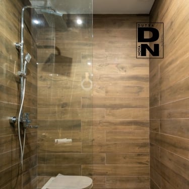 Instalación de mampara de ducha angular con plato extraplano efecto madera. Proyecto moderno realizado por DUTXA NOVA en Vale
