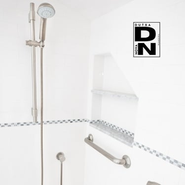 Reforma de baño completo con ducha moderna, barra de apoyo y estanterías integradas. Proyecto realizado por DUTXA NOVA en Val