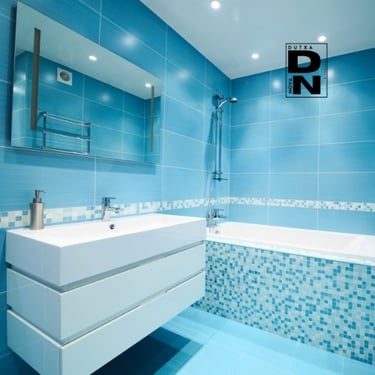 Reforma de baño moderno con bañera en esquina y azulejos azules estilo mosaico realizada por Dutxa Nova en Valencia. Proyecto