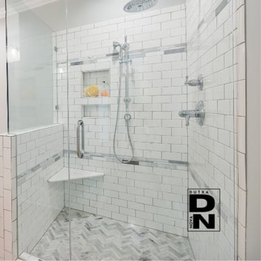 Revestimiento de baño moderno con azulejos grises y mampara de cristal en Valencia, instalación realizada por DUTXA NOVA.